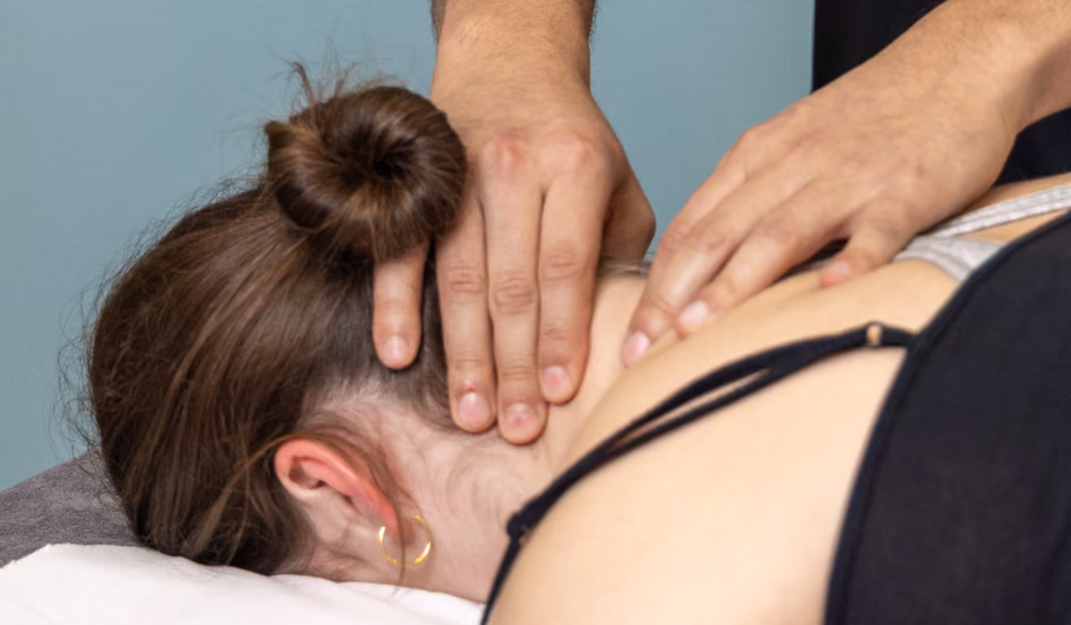 een patient die nek massage krijgt