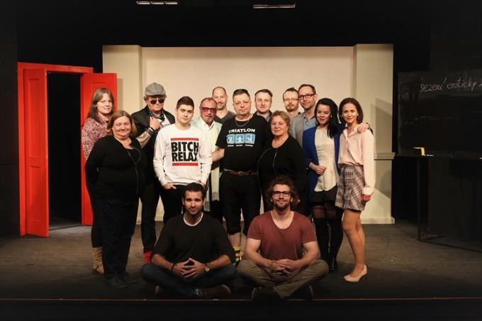 společný snímek - herecký a tvůrčí tým inscenace Pánský klub (foto: archiv Divadla Na Jezerce)