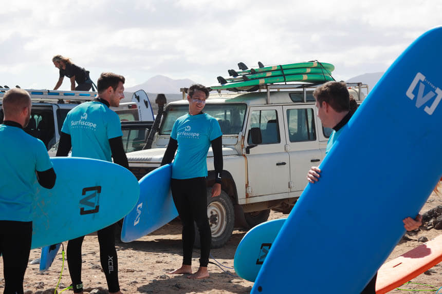 Group surf classes - Fuerteventura > Play > Surf