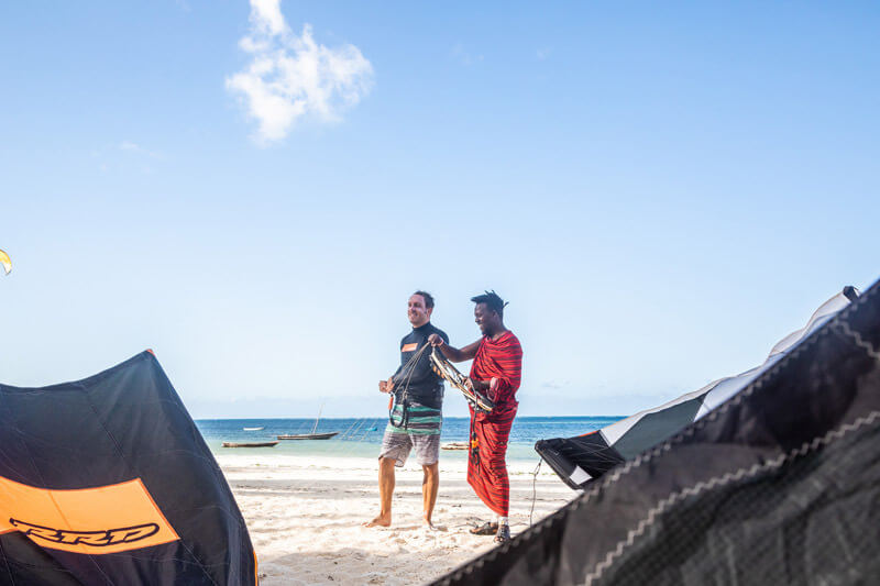 Beginner kitesurf classes - Zanzibar > Play > Kite