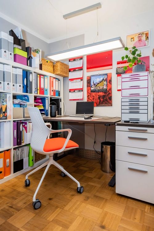 Schreibtisch move 2.0, Container mit Leitz Schubladenbot Cube wow, Stuhl ETA