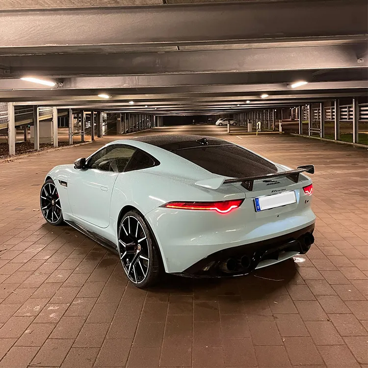 Weißer Jaguar F-Type in einem Parkhaus bei Nacht als Symbolbild für die Einzelabstimmung auf dem Prüfstand bei FS Performance in Hamburg