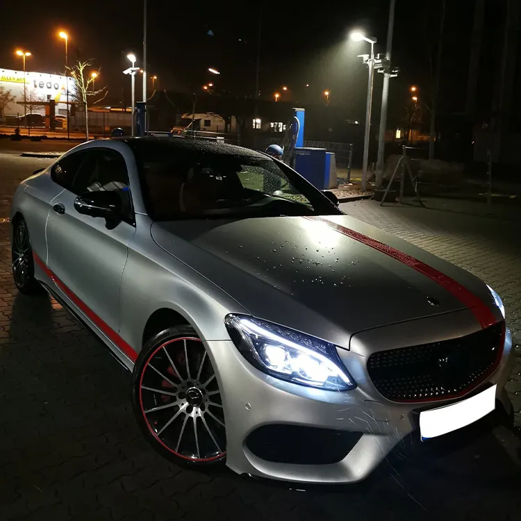 Sportwagen bei Nacht an einer Tankstelle als Symbolbild für Softwareoptimierung und Chiptuning bei FS Performance in Hamburg