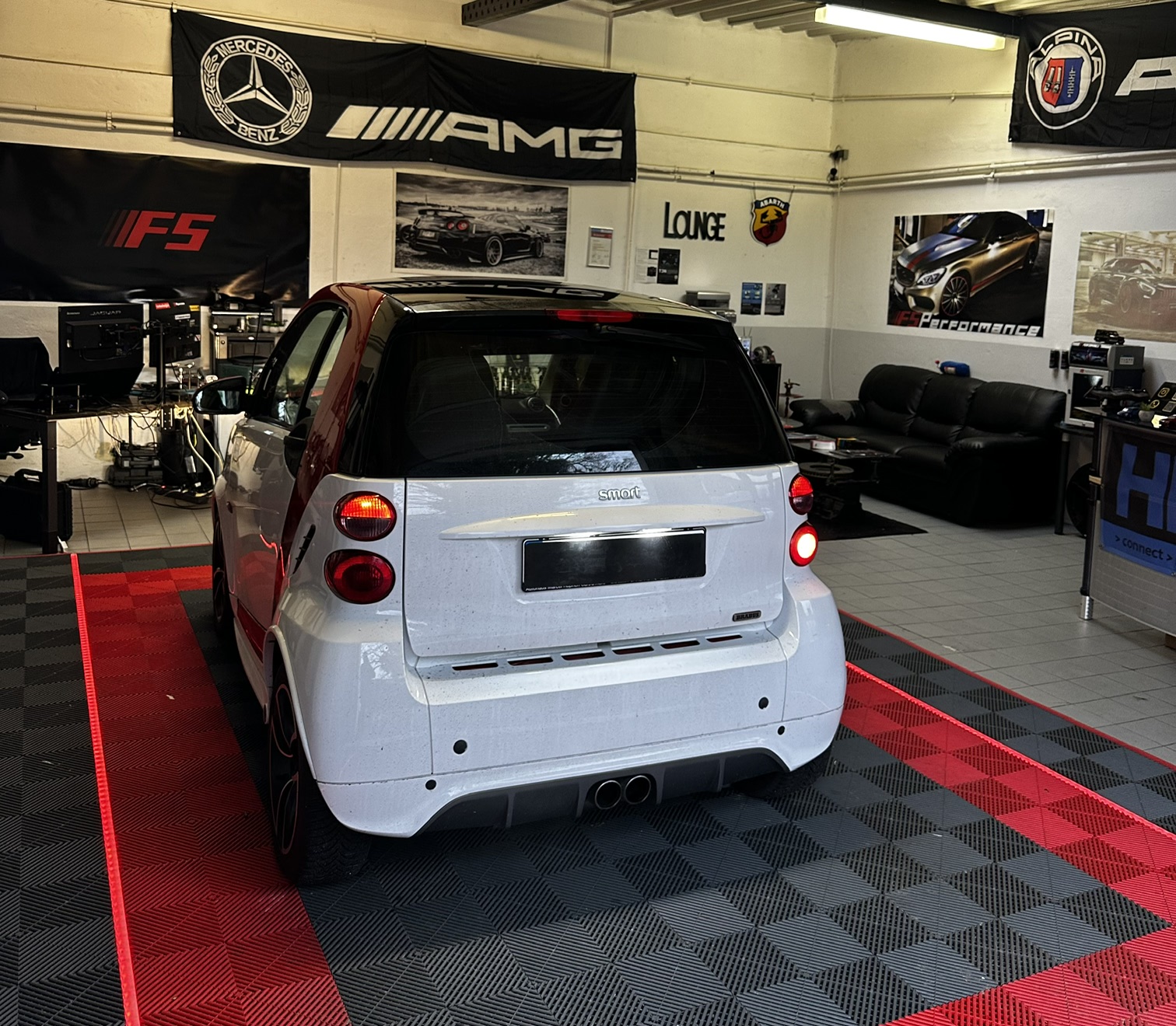 Weißer Smart 453 Cabriolet Chiptuning bei FS Performance Hamburg in der Werkstatt