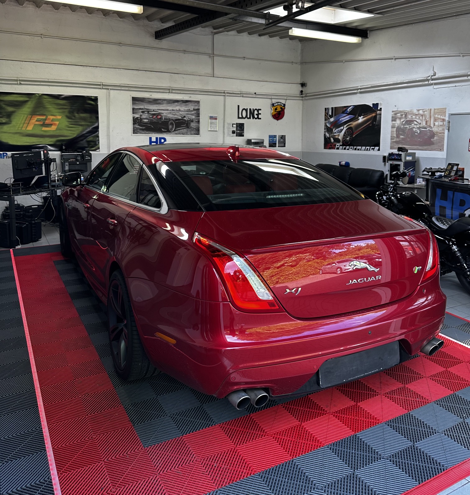 Rote Limousine bei FS Performance Hamburg nach Chiptuning