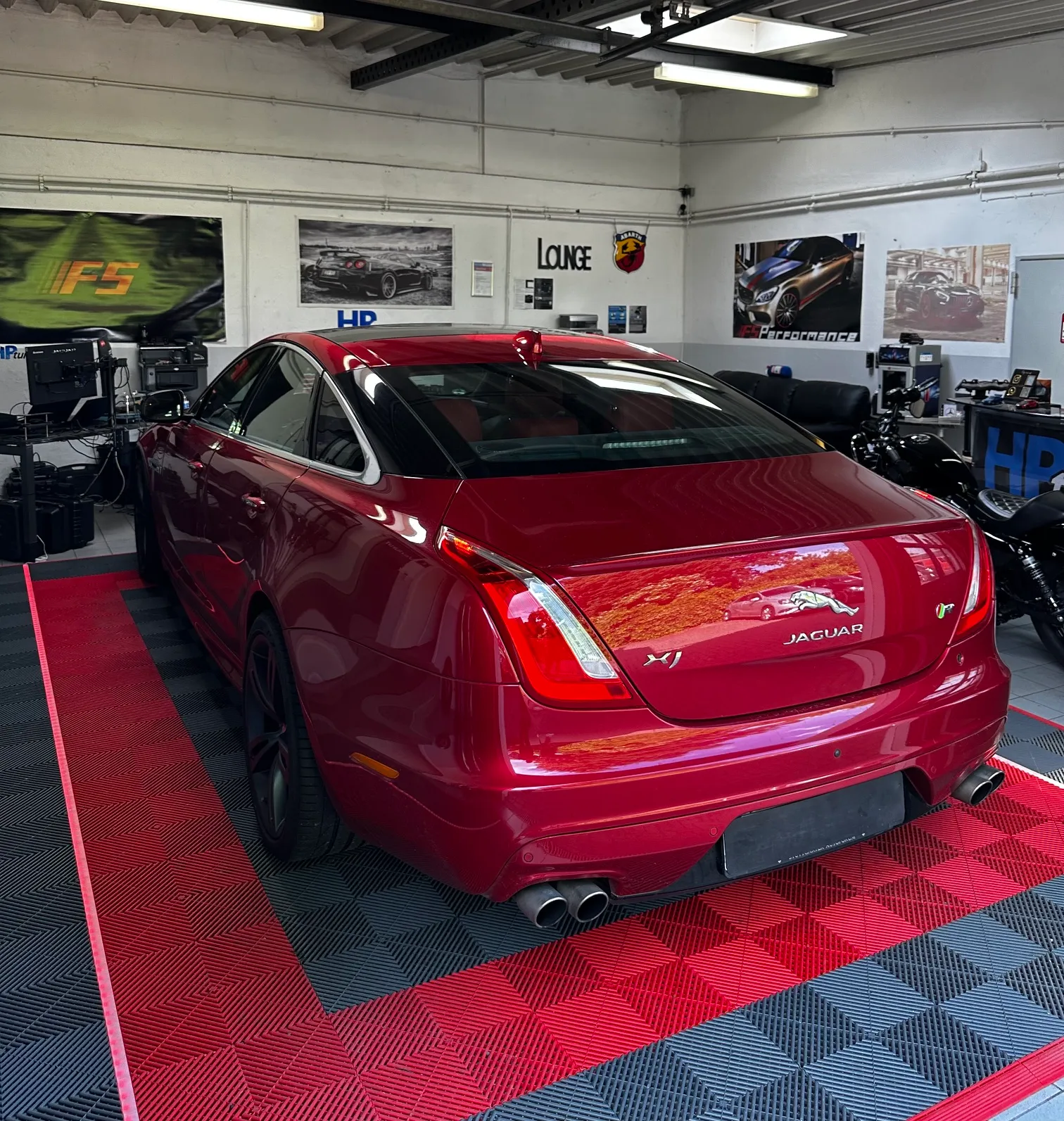 Rote Limousine bei FS Performance Hamburg nach Chiptuning