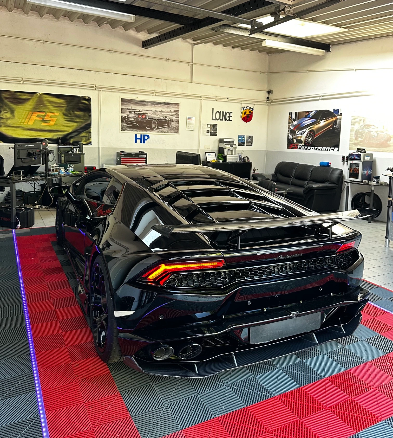 FS Performance Werkstatt-Lounge mit Abarth-Skorpion-Wappen, Nissan GT-R Poster und Espressomaschine in Hamburg
