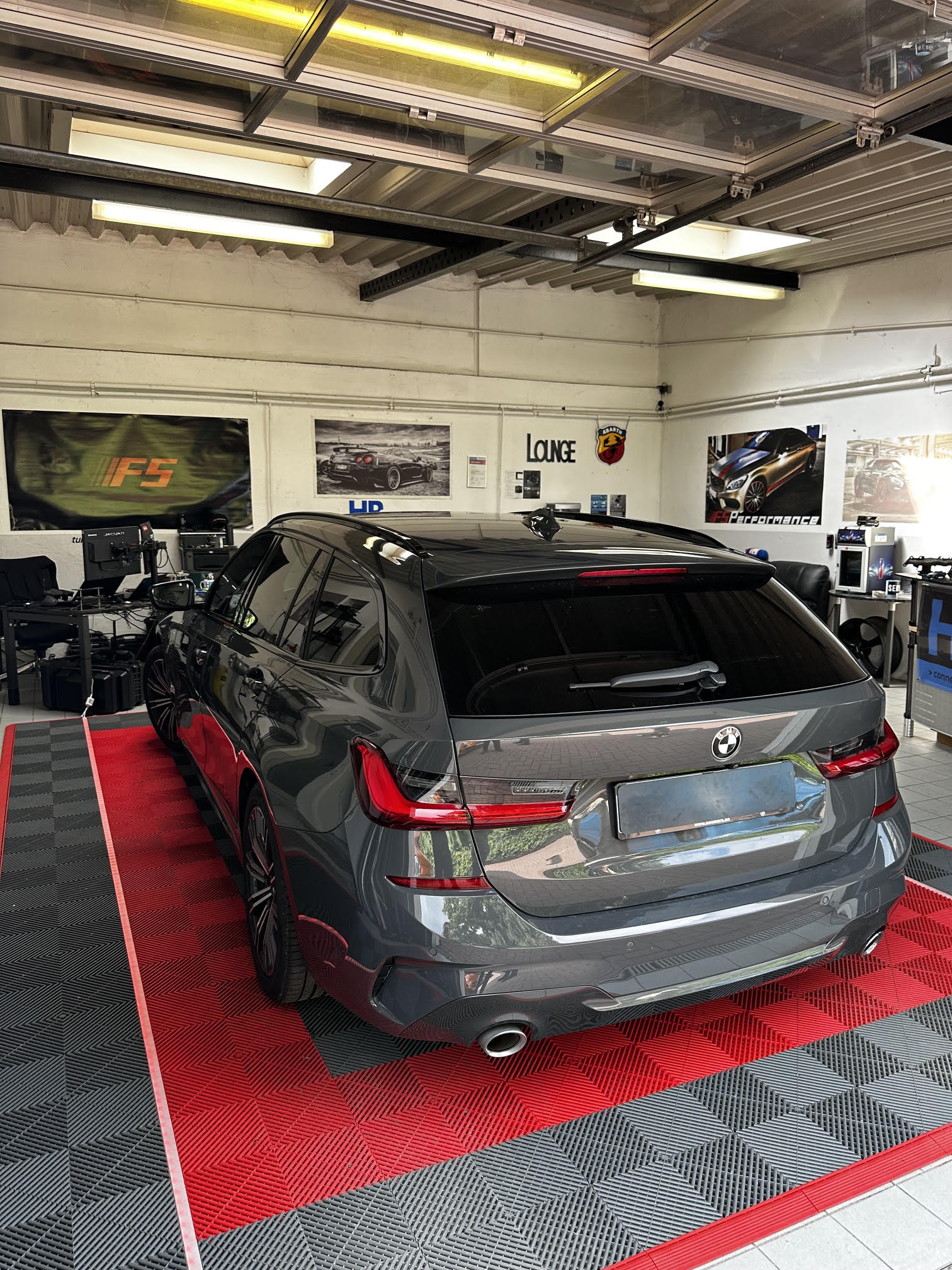 BMW mit B48 Motor in der FS Performance Werkstatt-Lounge in Hamburg während der M Performance Optimierung