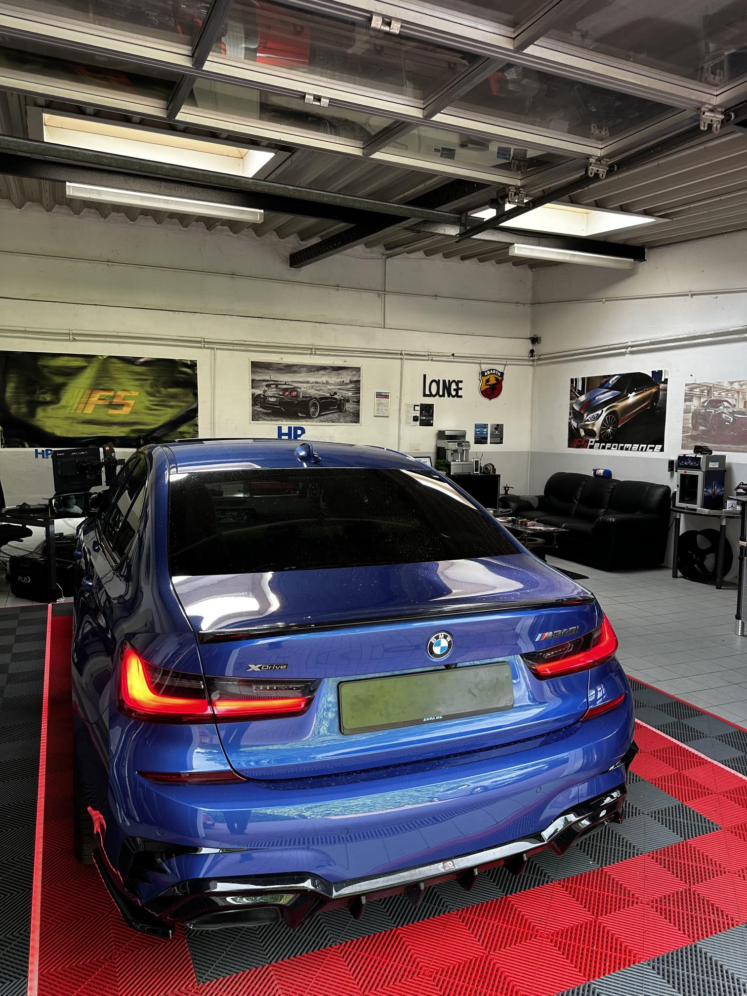 Blauer BMW 3er mit B58 Motor in der FS Performance Werkstatt-Lounge in Hamburg während der M Performance Software-Optimierung