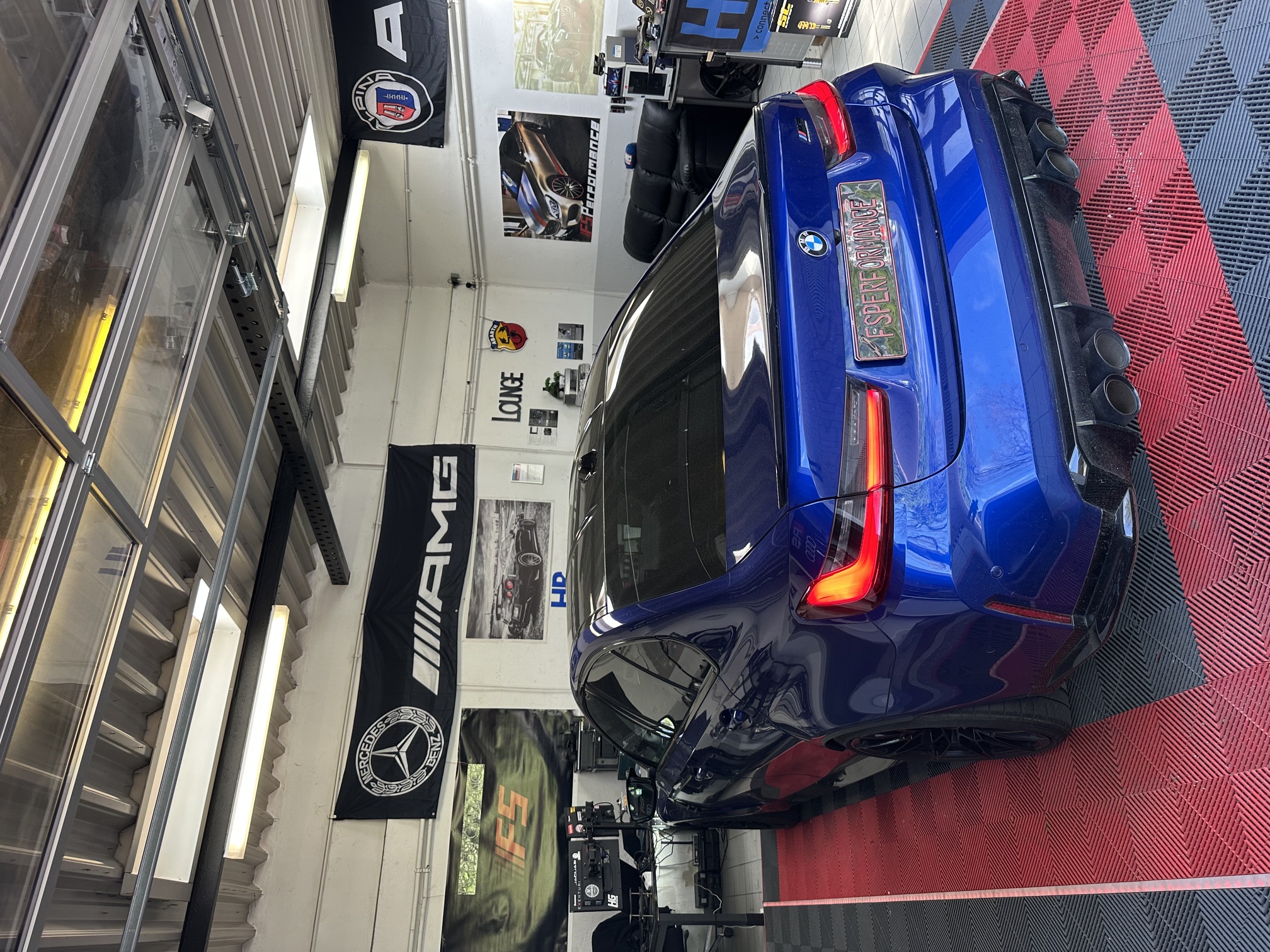 Blauer BMW M3 in der FS Performance Werkstatt in Hamburg während der M Tuning Software-Optimierung