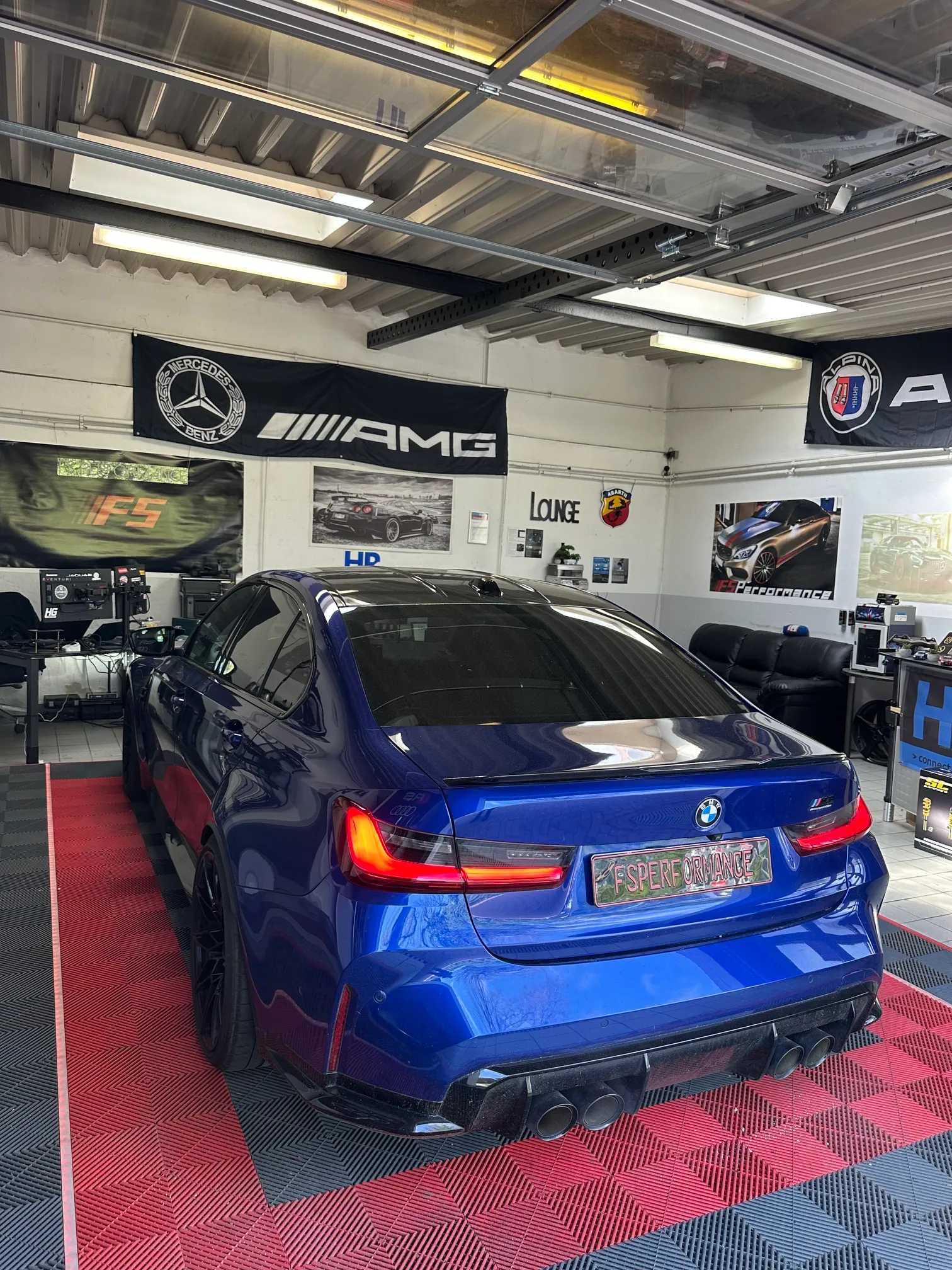 Blauer BMW M3 bei FS Performance in Hamburg während der M Tuning Software-Optimierung