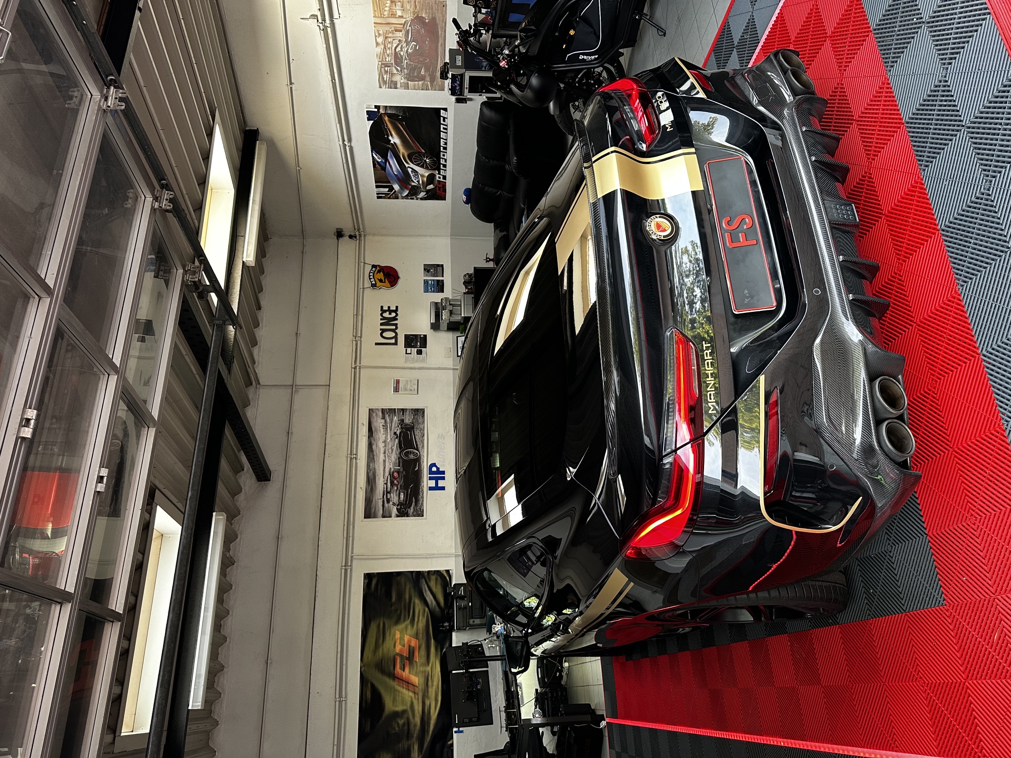 Heckansicht eines blauen BMW M340i in der FS Performance Werkstatt-Lounge in Hamburg während der M Tuning Optimierung