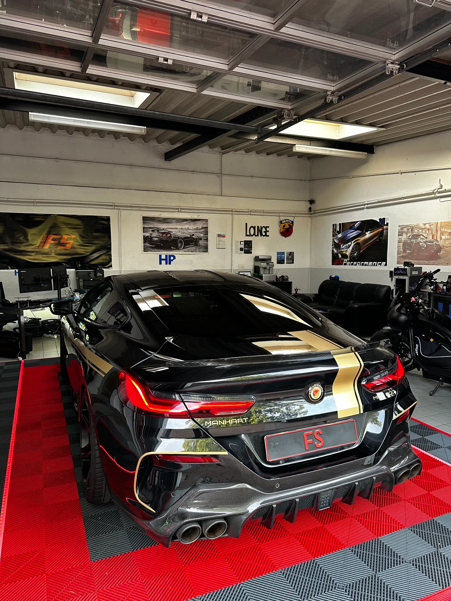 Heckansicht eines blauen BMW M340i in der FS Performance Lounge in Hamburg während der M Tuning Optimierung