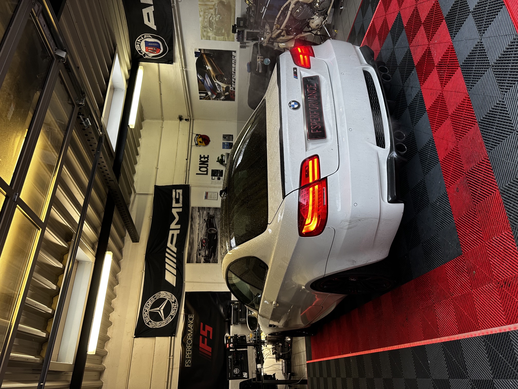 BMW M-Modell mit FS Performance Branding in der Tuning-Werkstatt in Hamburg während der M Performance Optimierung