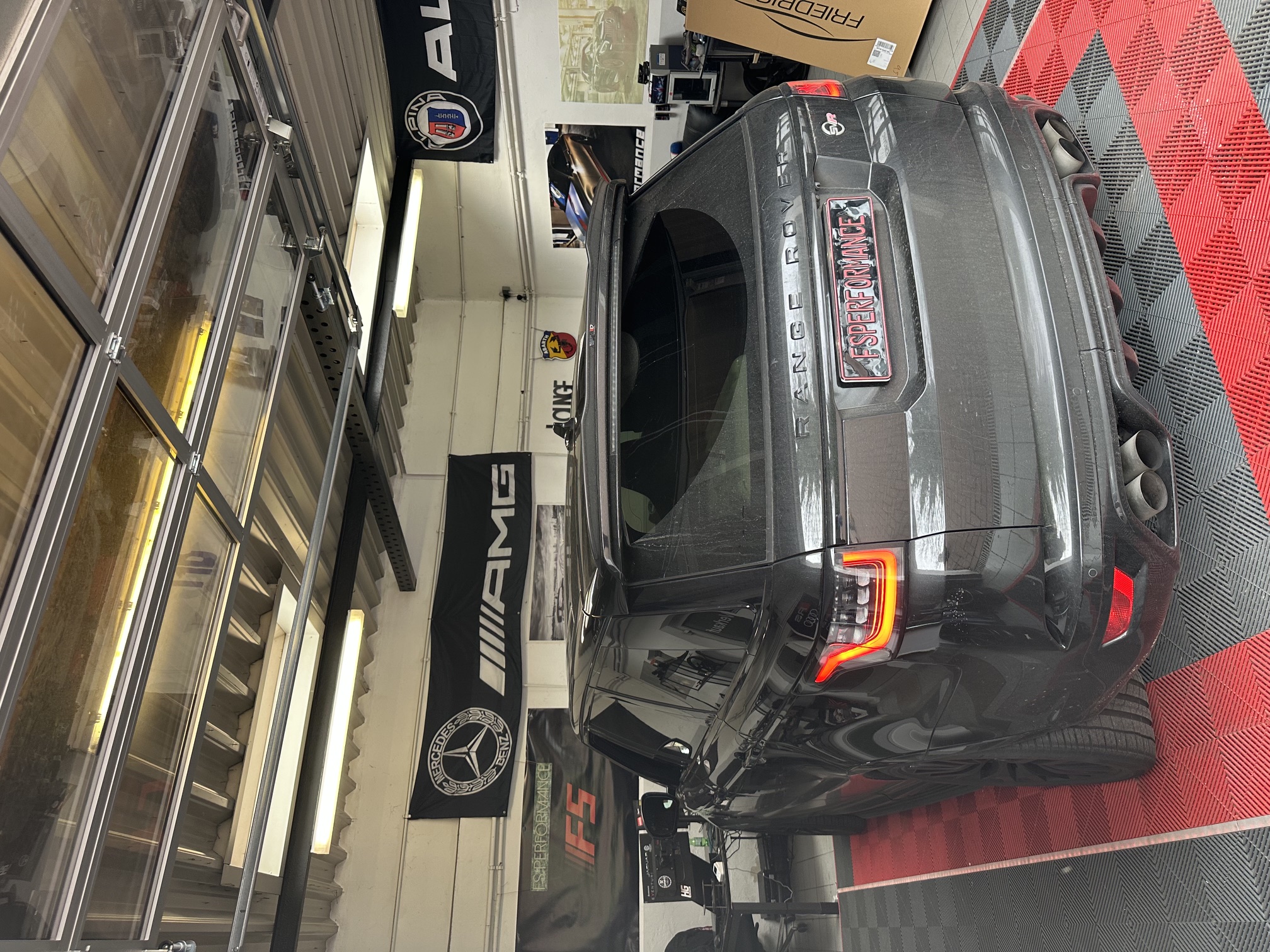 Schwarzer Range Rover Sport SVR mit FS Performance Kennzeichen in der Tuning-Werkstatt in Hamburg während der Stage 1 Software-Optimierung