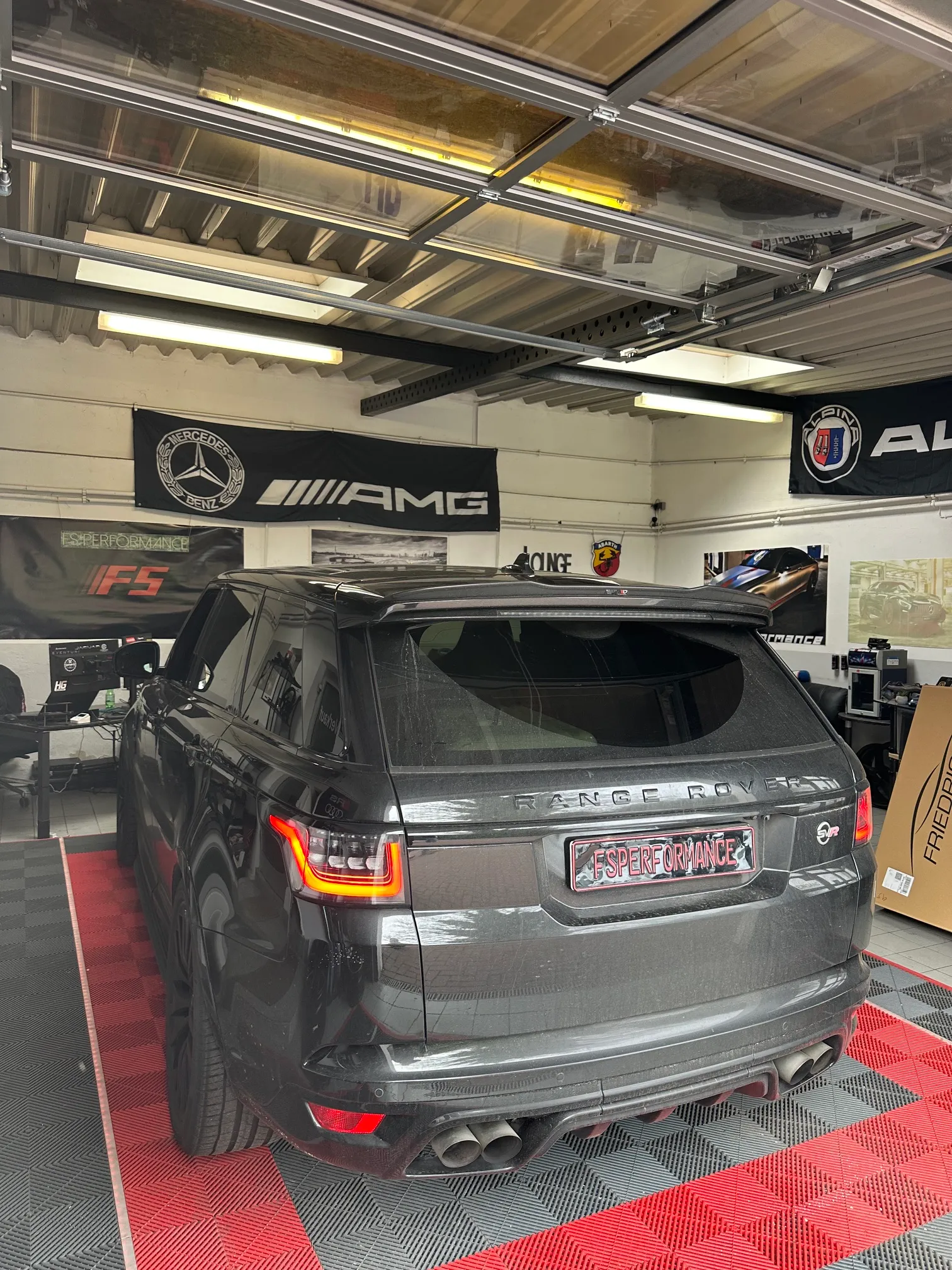 Schwarzer Range Rover Sport SVR mit FS Performance Kennzeichen in Hamburg während der Stage 1 Software-Optimierung