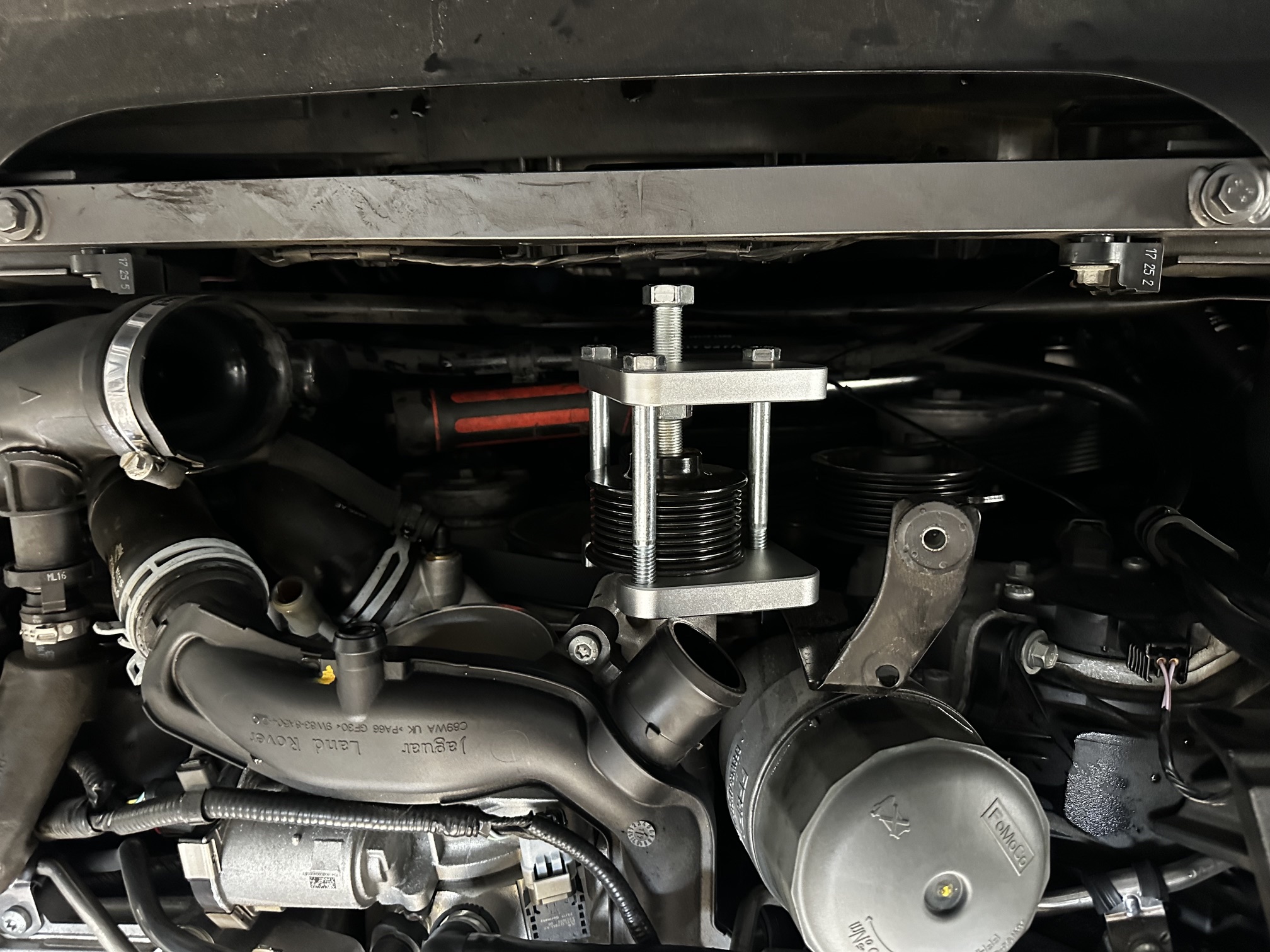Motorraum des Jaguar F-Type SVR während des Pulley-Tauschs in der FS Performance Werkstatt in Hamburg