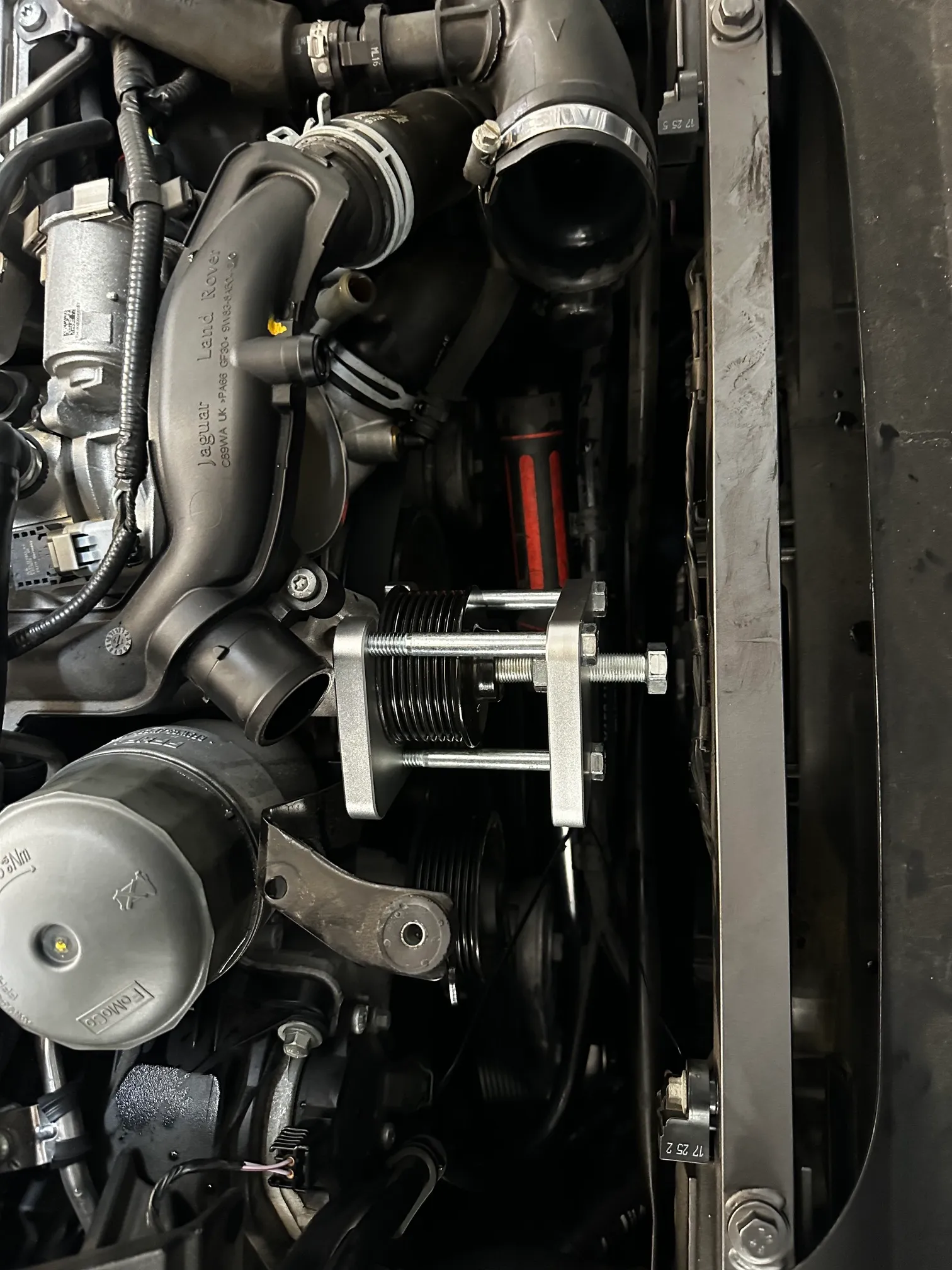 Motorraum des Jaguar F-Type SVR beim Pulley- und Software-Tuning Projekt bei FS Performance in Hamburg
