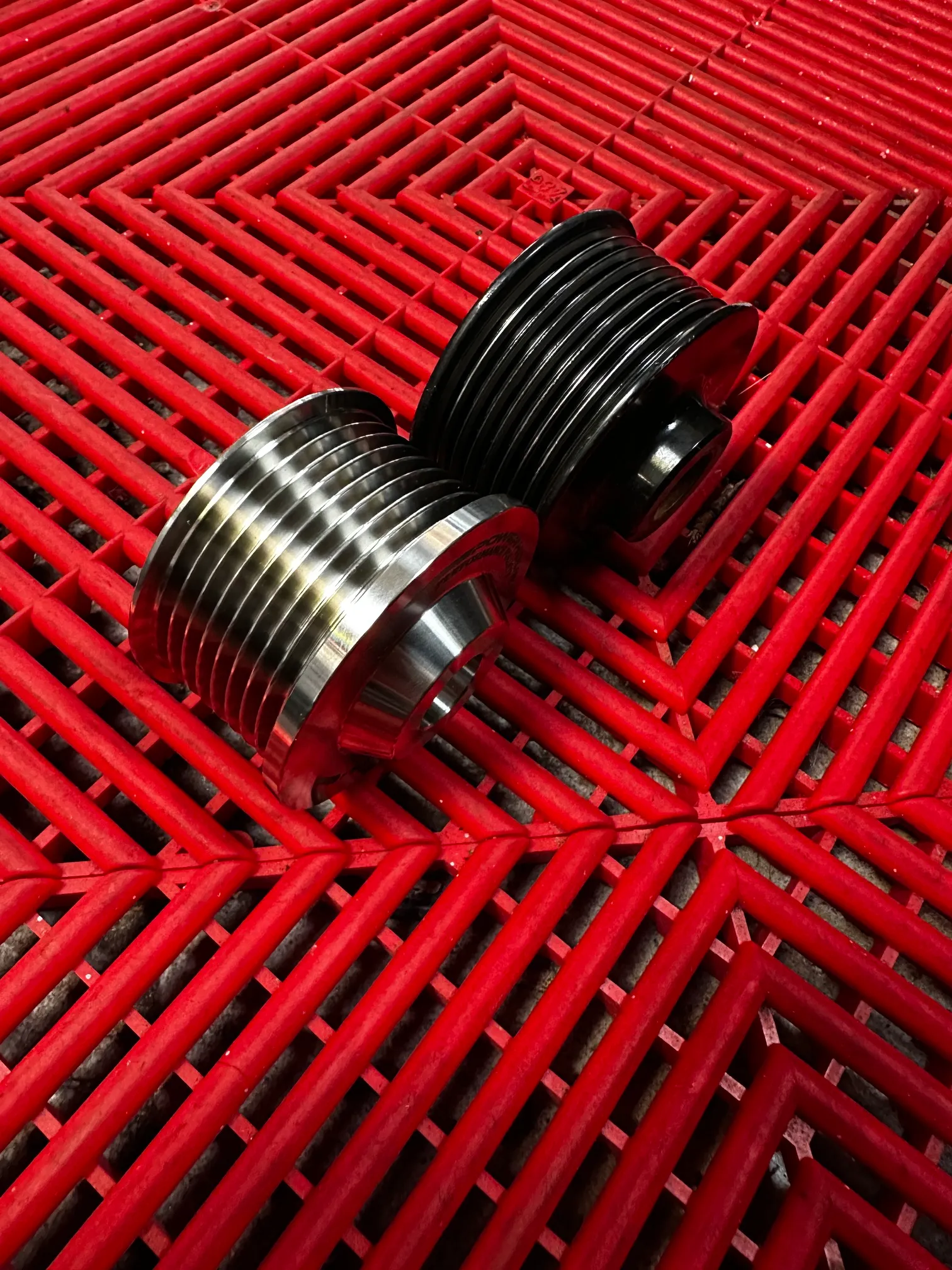 Detailaufnahme des Kompressor-Pulley am Jaguar F-Type SVR mit Riementrieb während des mechanischen Umbaus bei FS Performance in Hamburg