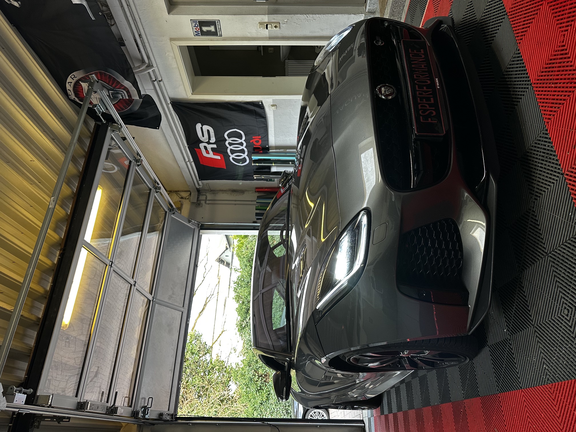 Jaguar F-Type SVR auf der Hebebühne in der FS Performance Werkstatt in Hamburg während des Pulley- und Software-Tuning Projekts