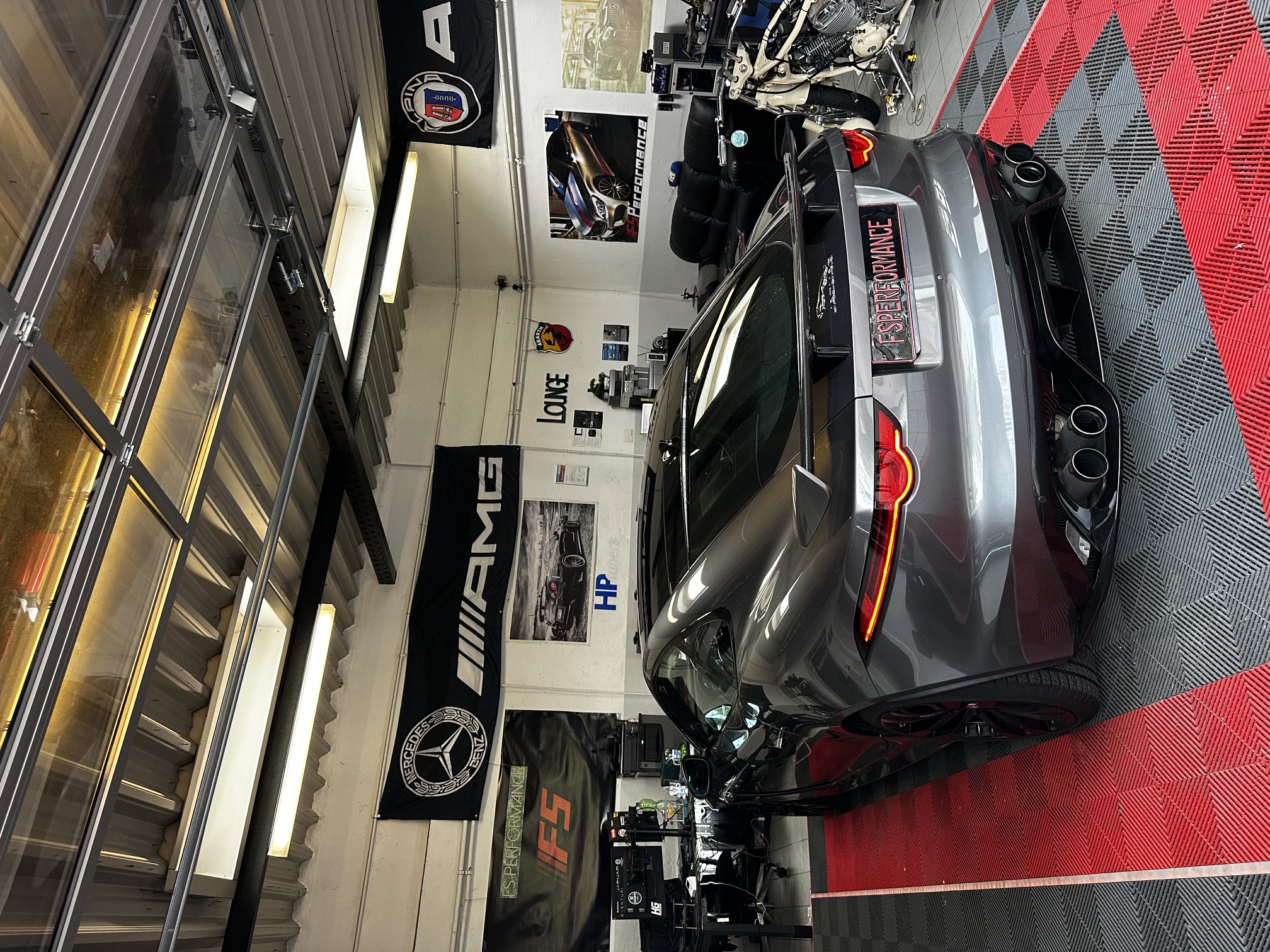 Werkstattszene mit Jaguar F-Type SVR bei der Pulley-Tuning Arbeit in der FS Performance Werkstatt in Hamburg