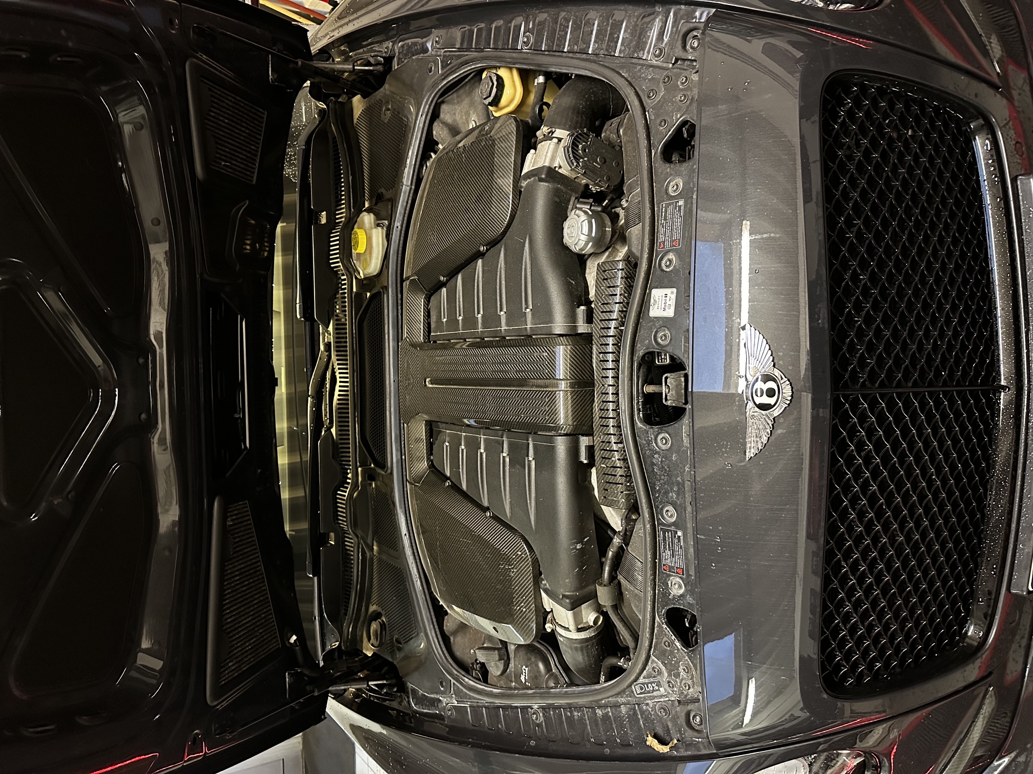 Offener Motorraum eines BMW M-Modells mit Blick auf den Verbrennungsmotor während der Softwareoptimierung bei FS Performance