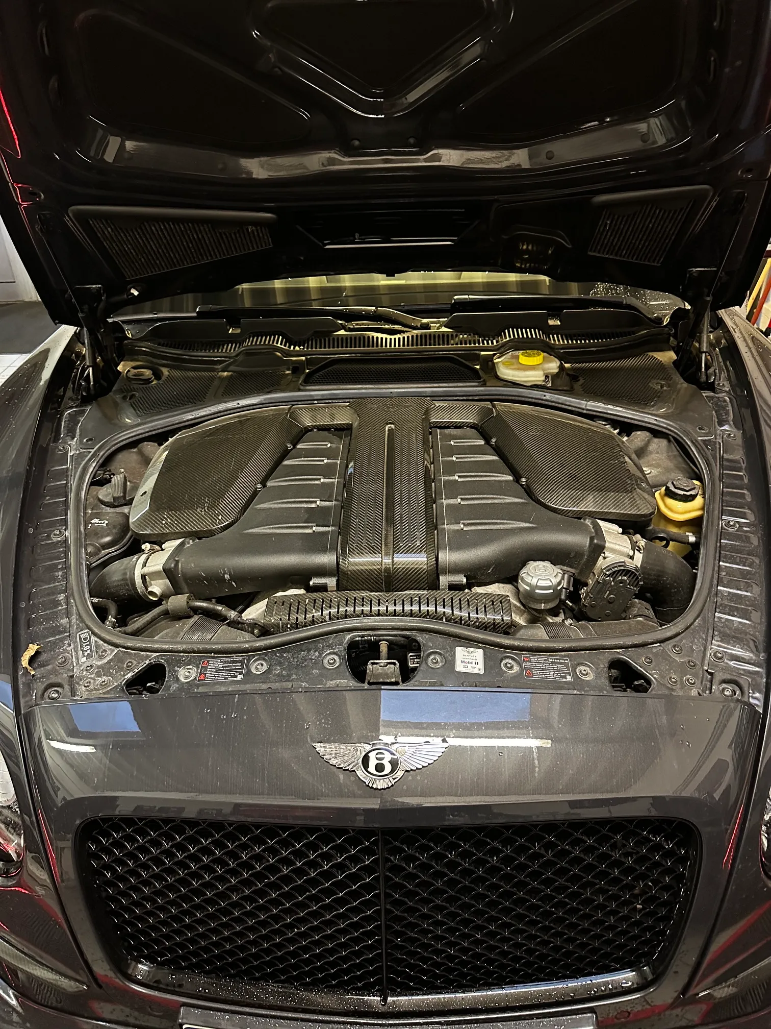 Offener Motorraum eines Bentley W12 während der Softwareoptimierung bei FS Performance Hamburg