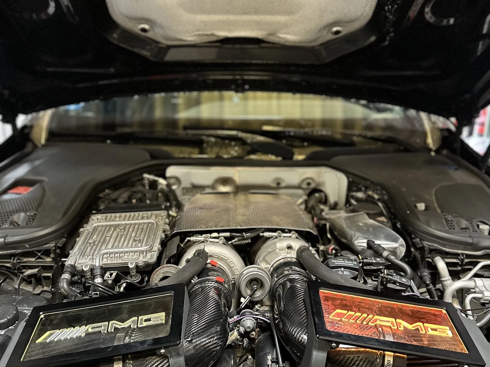 Motorraum des Mercedes-AMG E 63 S mit M177 4.0 V8 Biturbo, Upgrade-Turboladern und AMG-Ladeluftkühler-Abdeckungen