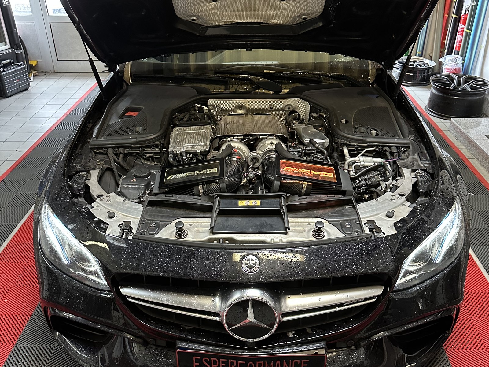 Mercedes-AMG E 63 S (W213) in Schwarz mit geöffneter Motorhaube bei FS Performance in Hamburg