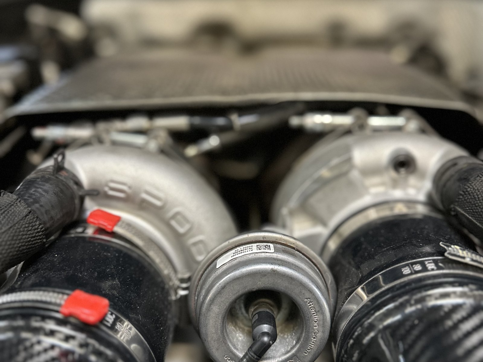 Spool-Upgrade-Turbolader und Carbon-Ansaugung am M177-Motor des Mercedes-AMG E 63 S
