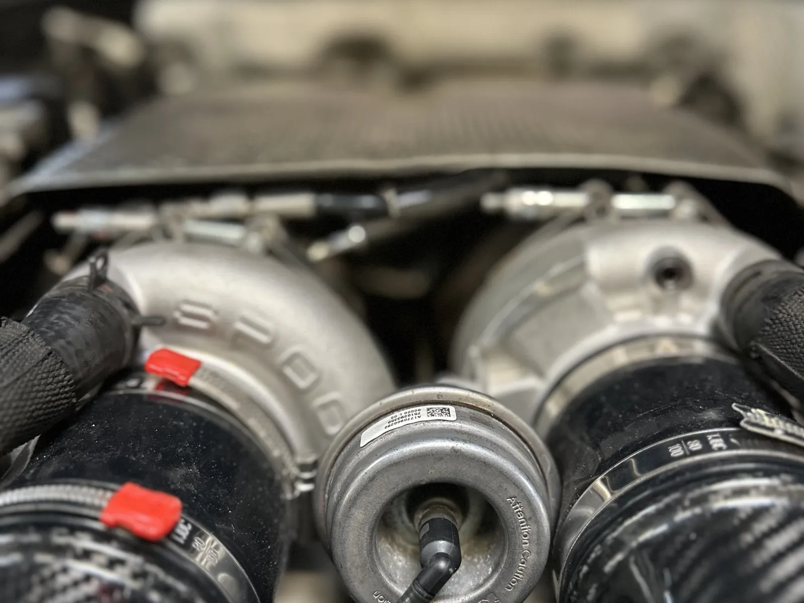 Spool-Upgrade-Turbolader und Carbon-Ansaugung am M177-Motor des Mercedes-AMG E 63 S