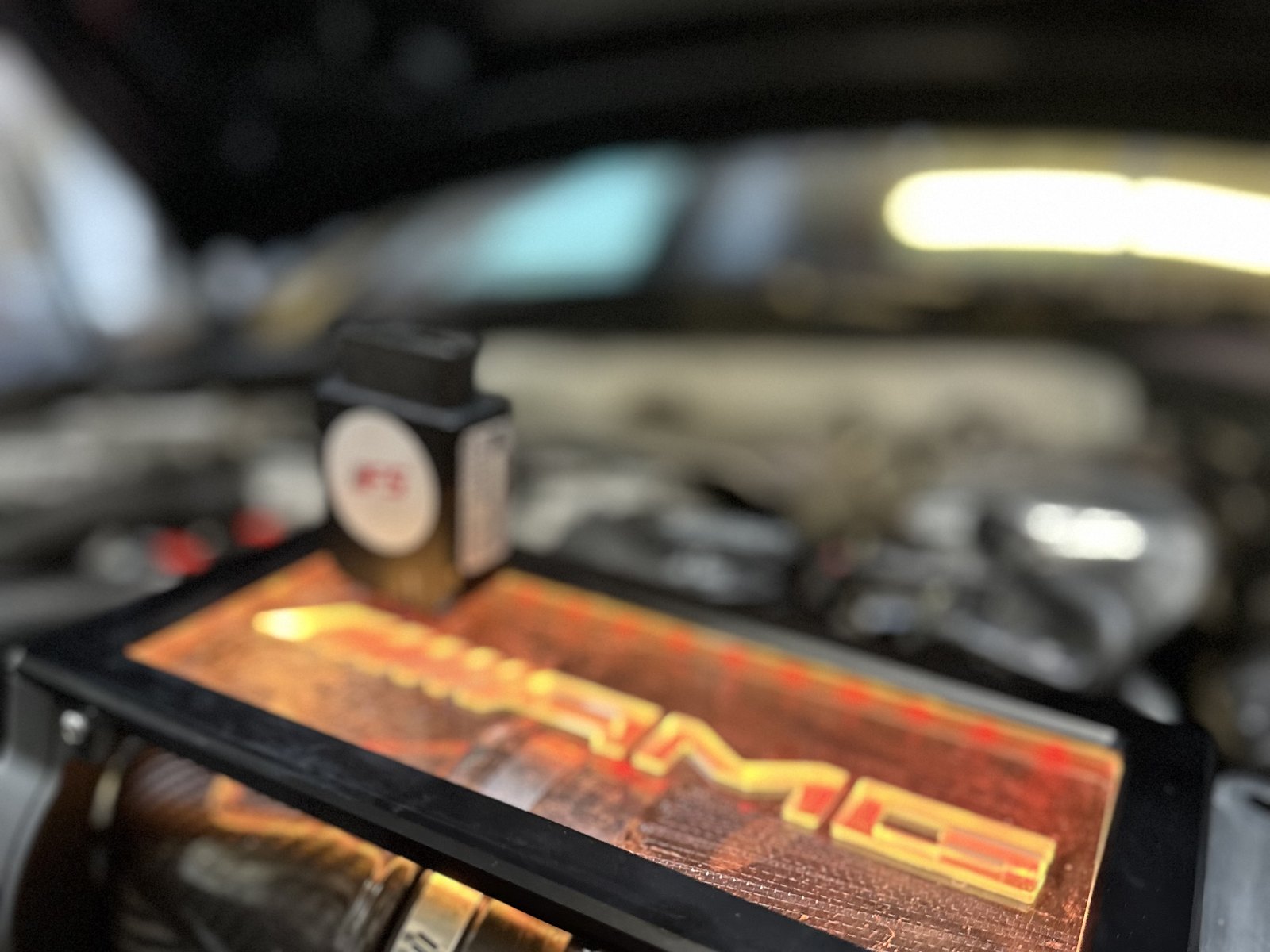 Beleuchtete AMG-Ladeluftkühler-Abdeckung im Motorraum des Mercedes-AMG E 63 S