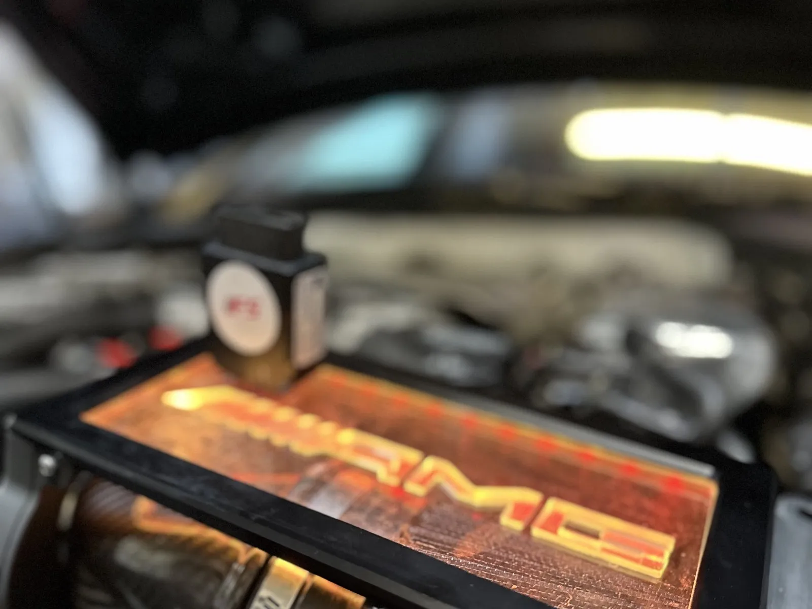 Beleuchtete AMG-Ladeluftkühler-Abdeckung im Motorraum des Mercedes-AMG E 63 S