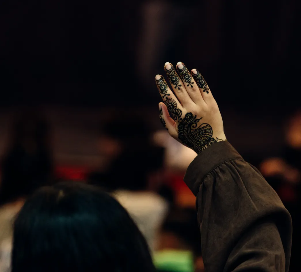 Fille heureuse qui témoigne son évolution grâce à Graine d'Orateur