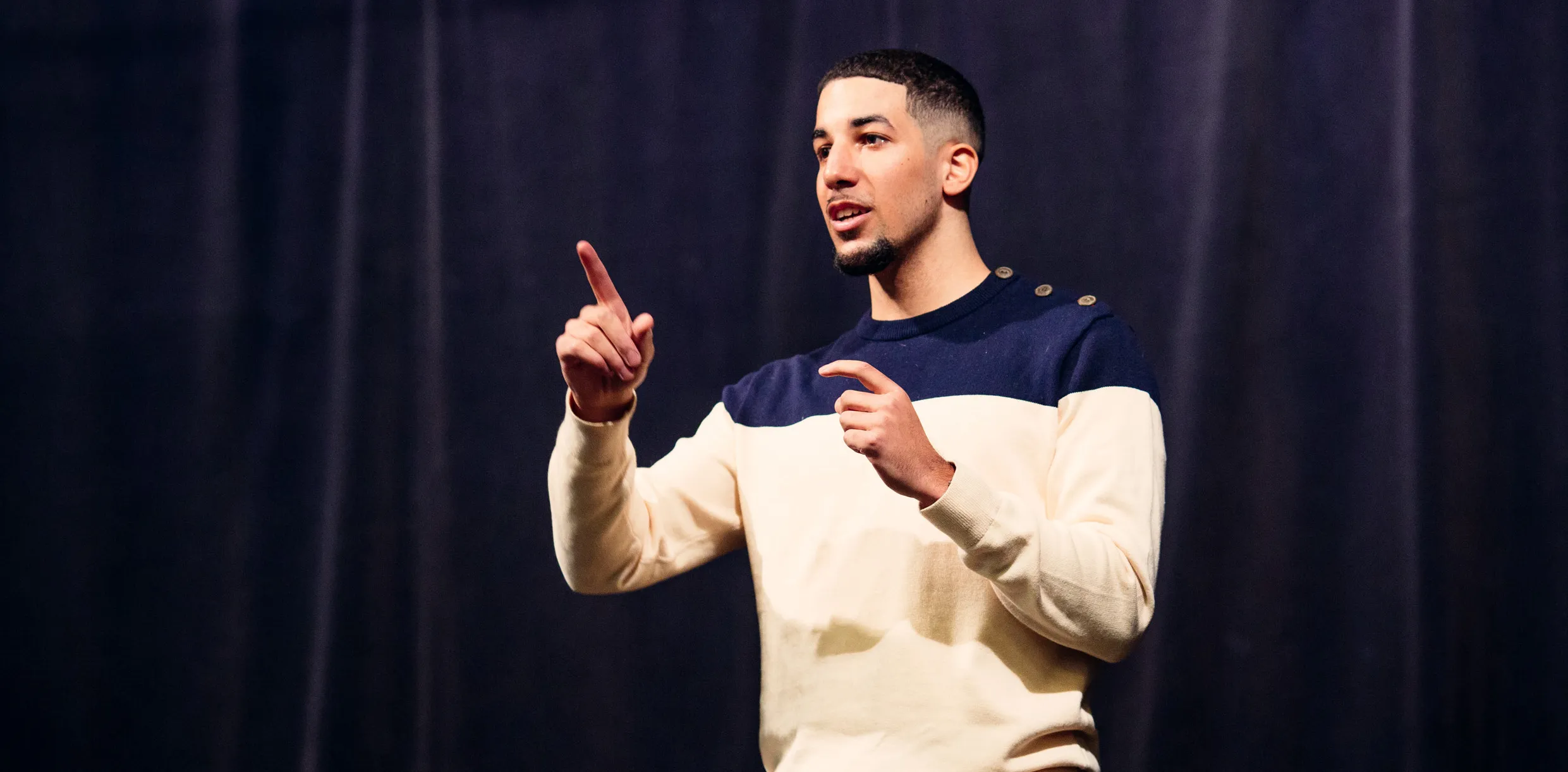 homme pointant du doigt son auditoire pour obtenir son attention et illustrer ses propos