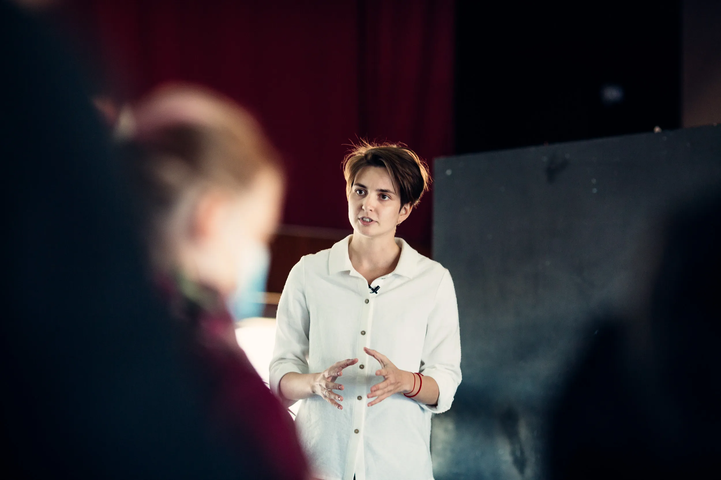 Sarah Nicole parlant en public et souriant à l'auditoire