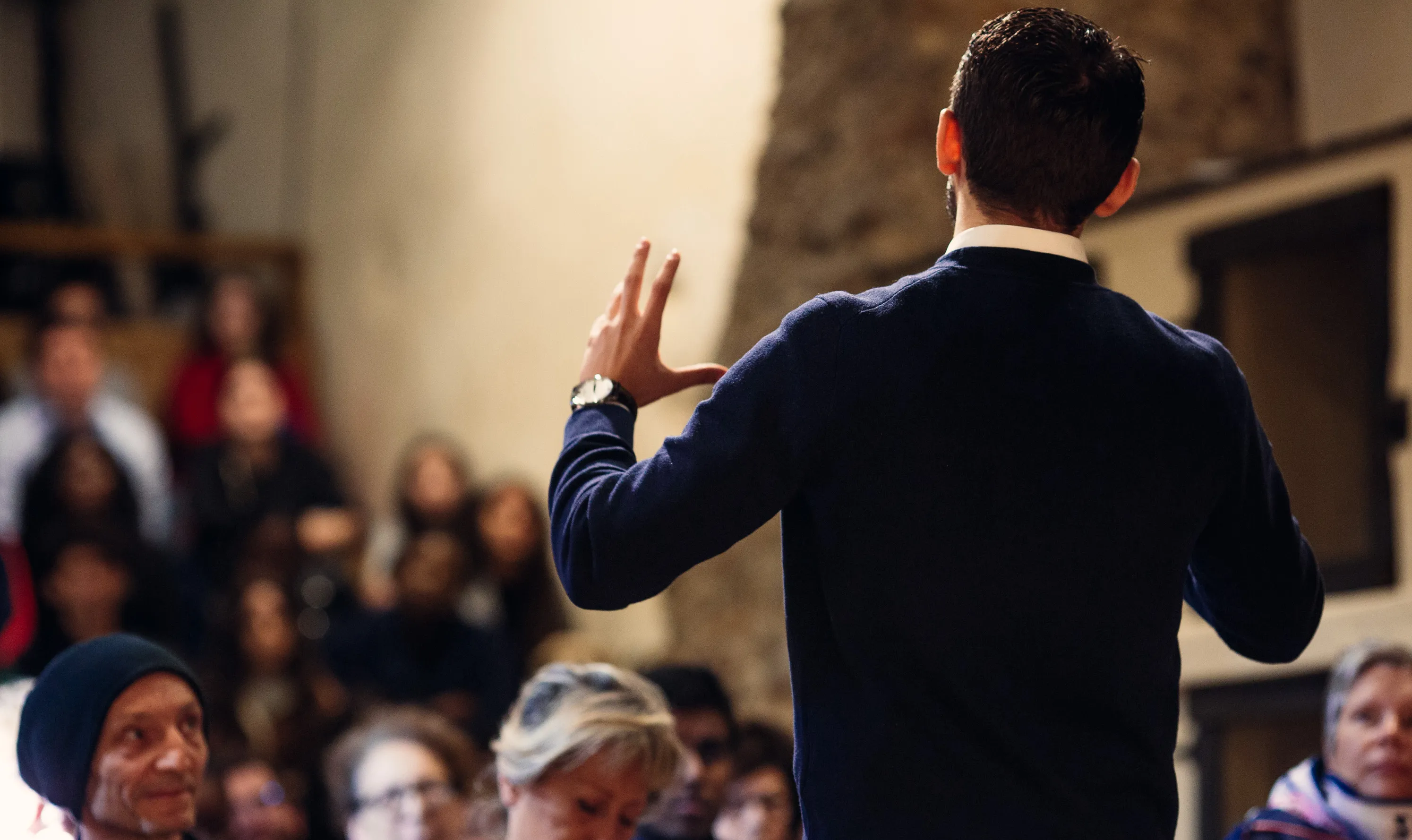 homme pointant du doigt son auditoire pour obtenir son attention et illustrer ses propos