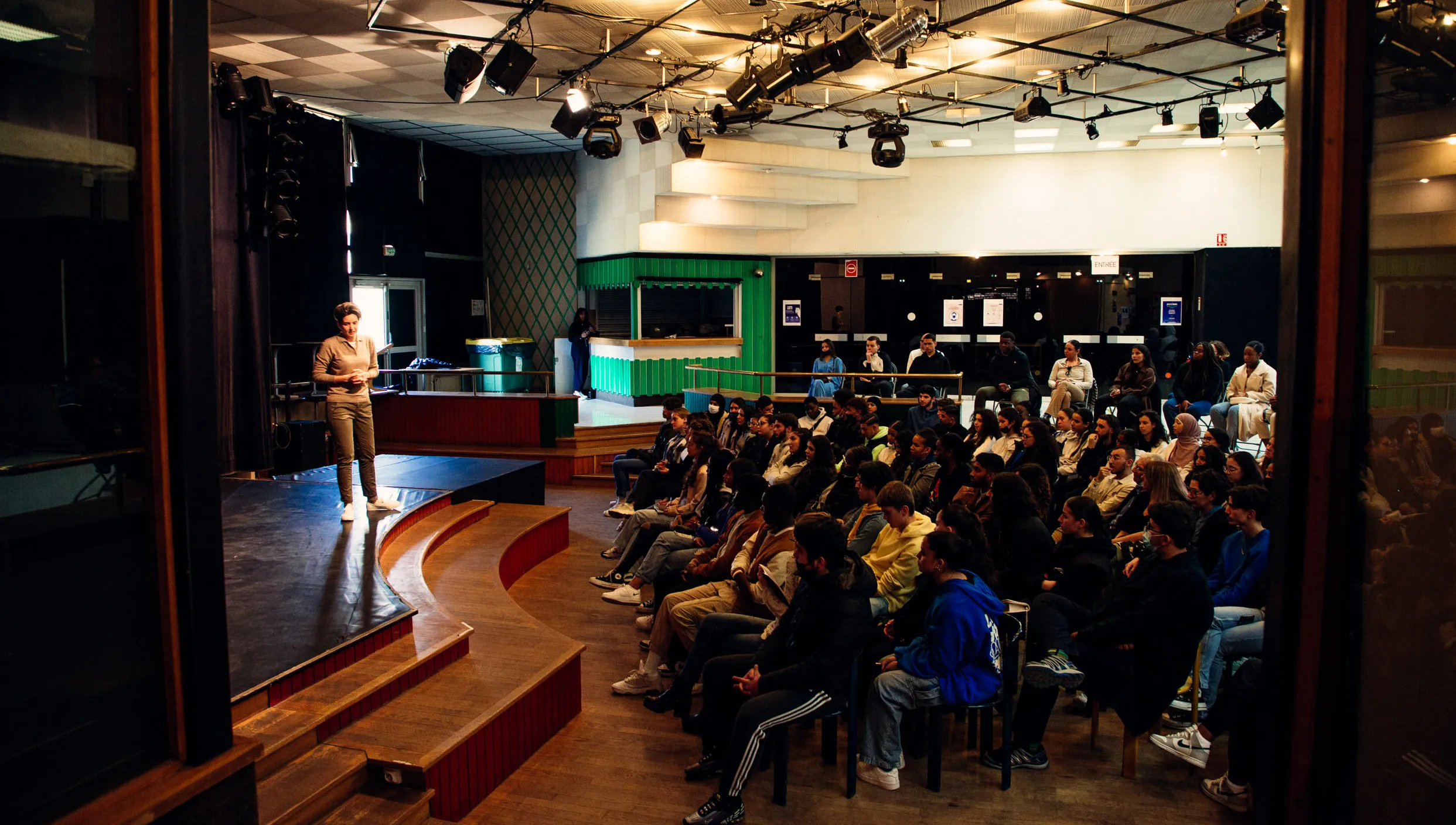 Foule de jeunes pendant une formation à la prise de parole en public avec Graine d'O Sarah Nicole