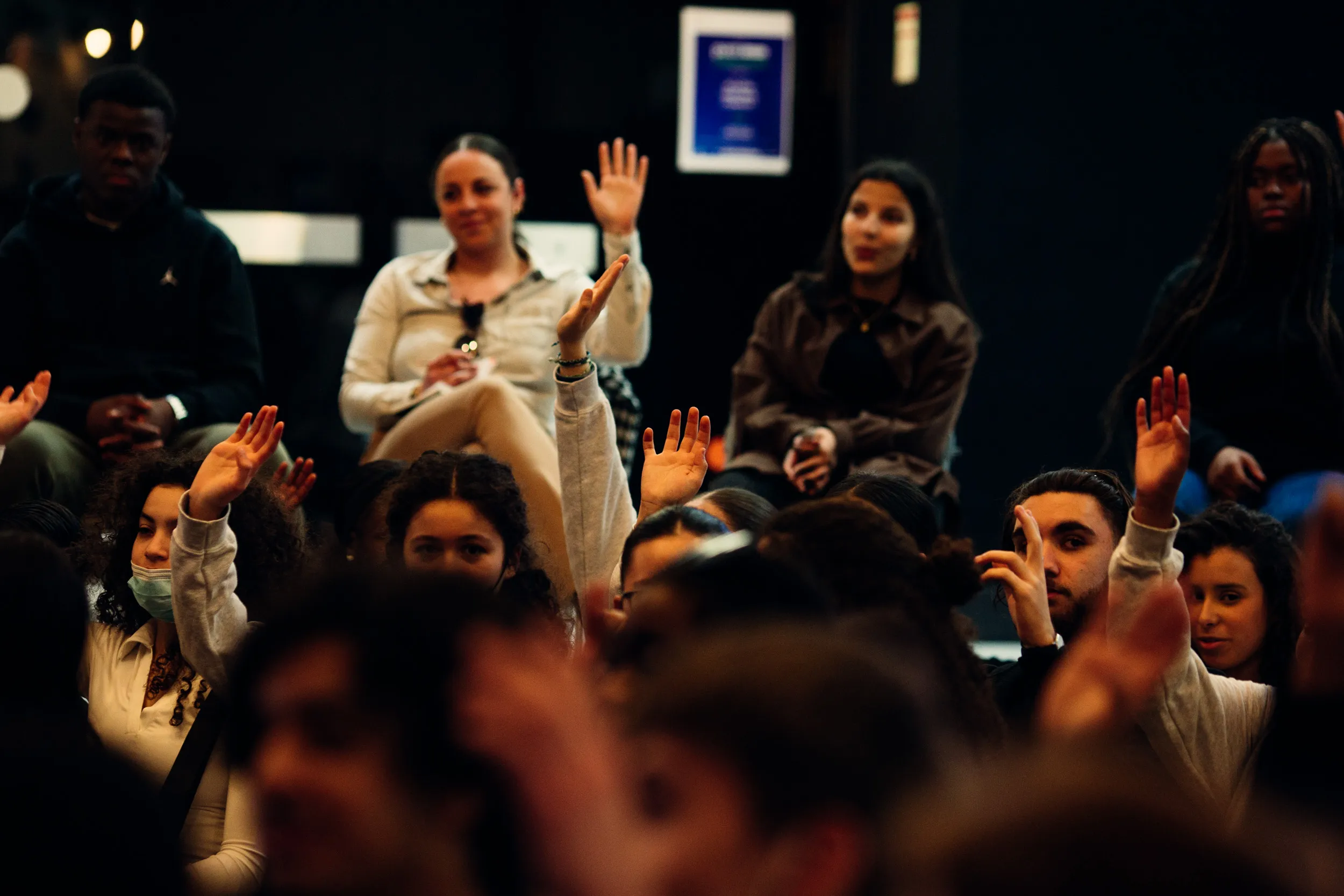 jeunes lèvent la main pour un exercice d'art oratoire avec Graine d'O
