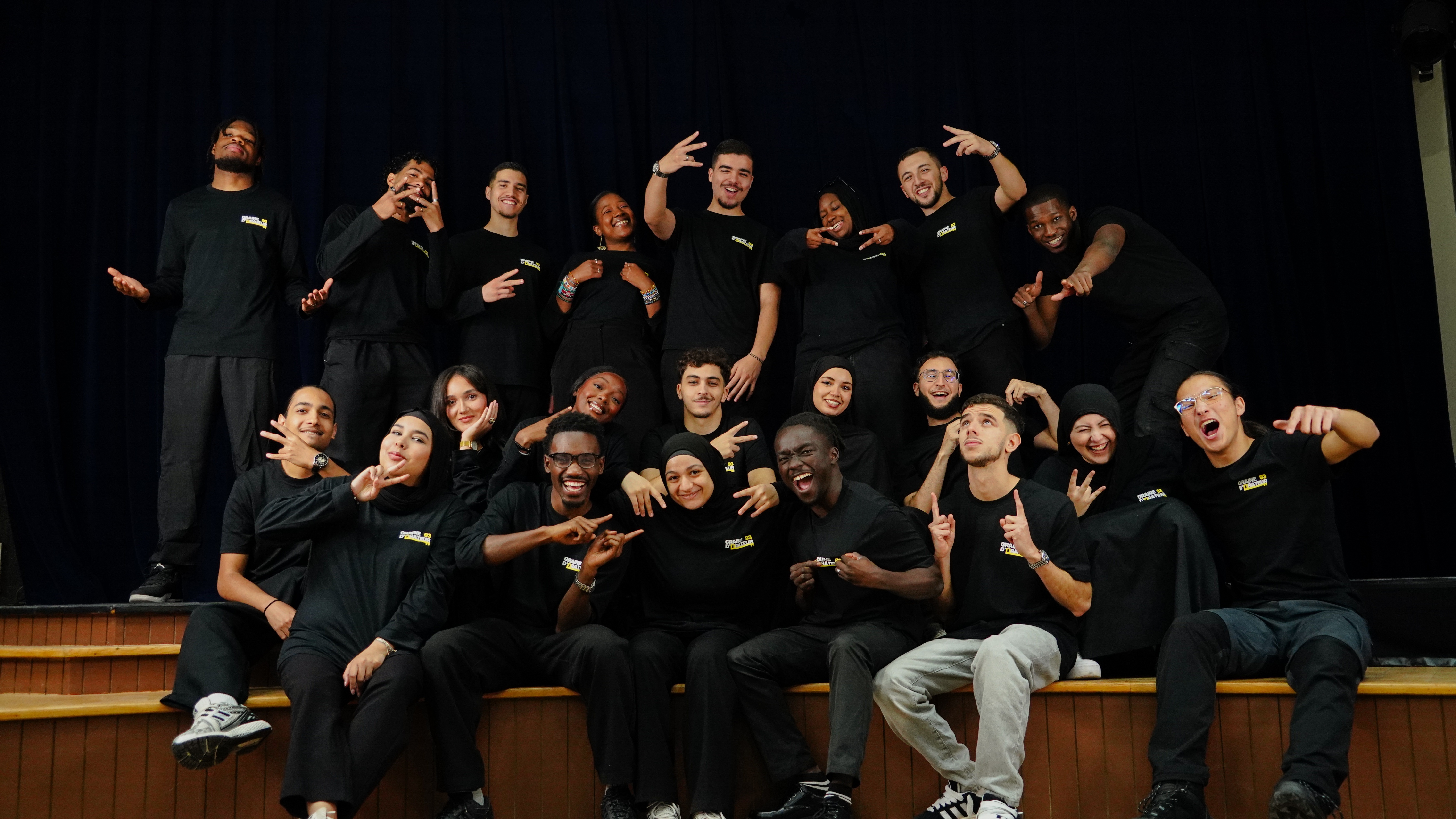 Équipe Graine d'Orateur, jeunes hommes et femmes étudiants souriants et dynamiques.