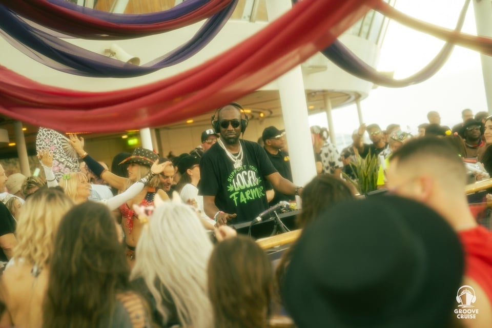 Gene Farris playing a marathon after hours set in the Solarium aboard the Allure Of The Seas