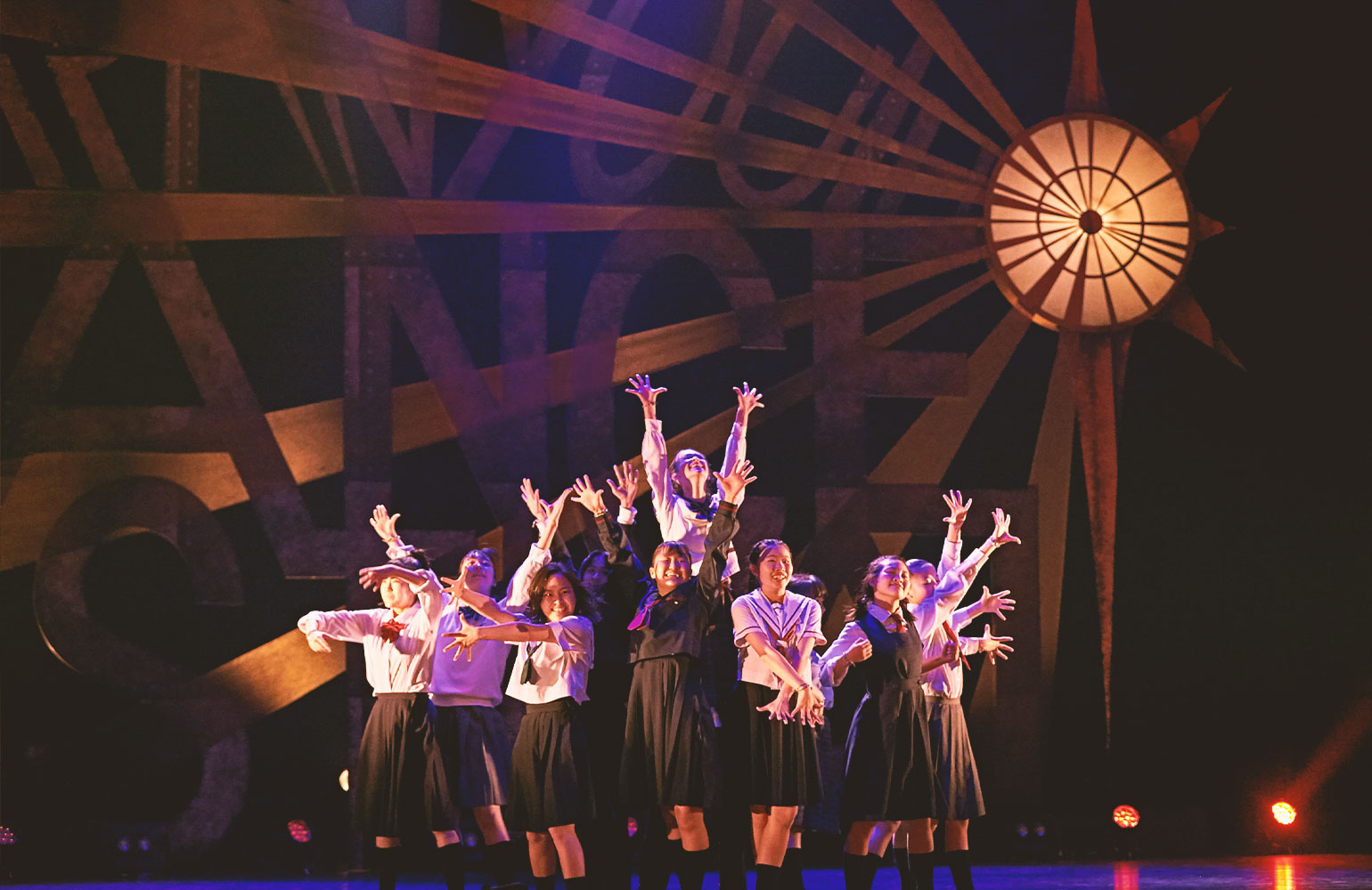 JYDF ジャパンユースダンスフェスティバル 制服の衣装を着た中学生のYTJメンバーたちによるダンスパフォーマンス