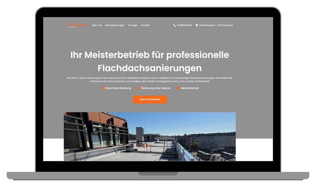 Startseite eines Meisterbetriebs für Flachdachsanierung aus Weissach auf einem Laptop mit großem Foto eines Flachdachs