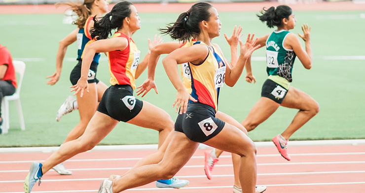 Atleti che corrono su una pista