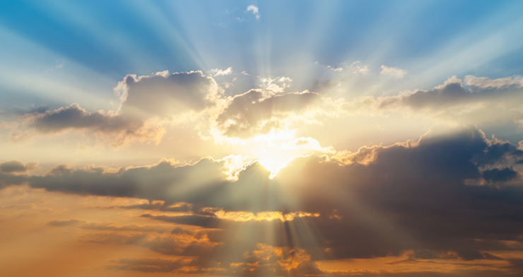 La luce del sole che filtra tra le nuvole