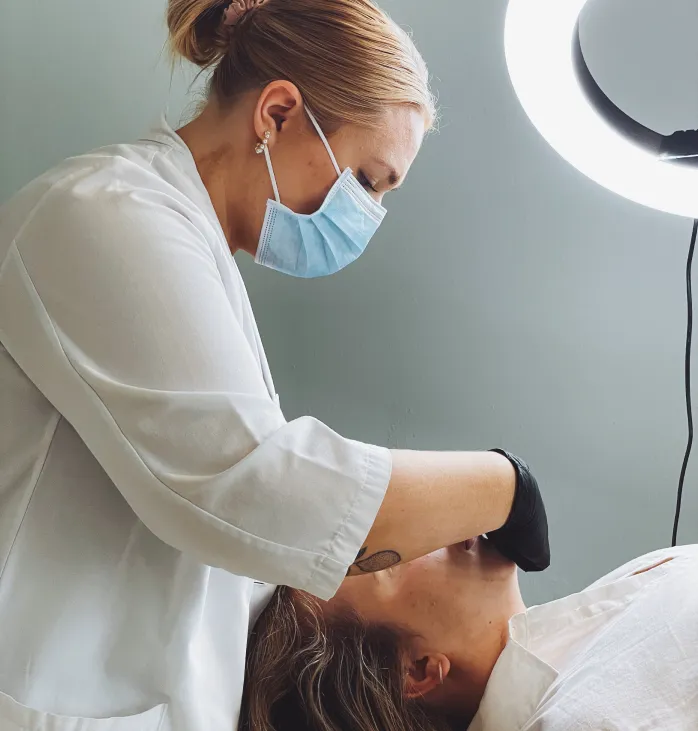 Huulten täyttö toimenpiteenä