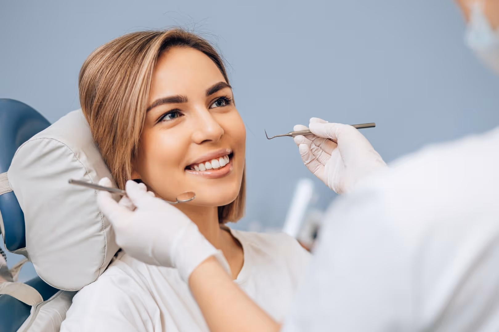 Should I Call an Emergency Dentist or an Oral Surgeon?