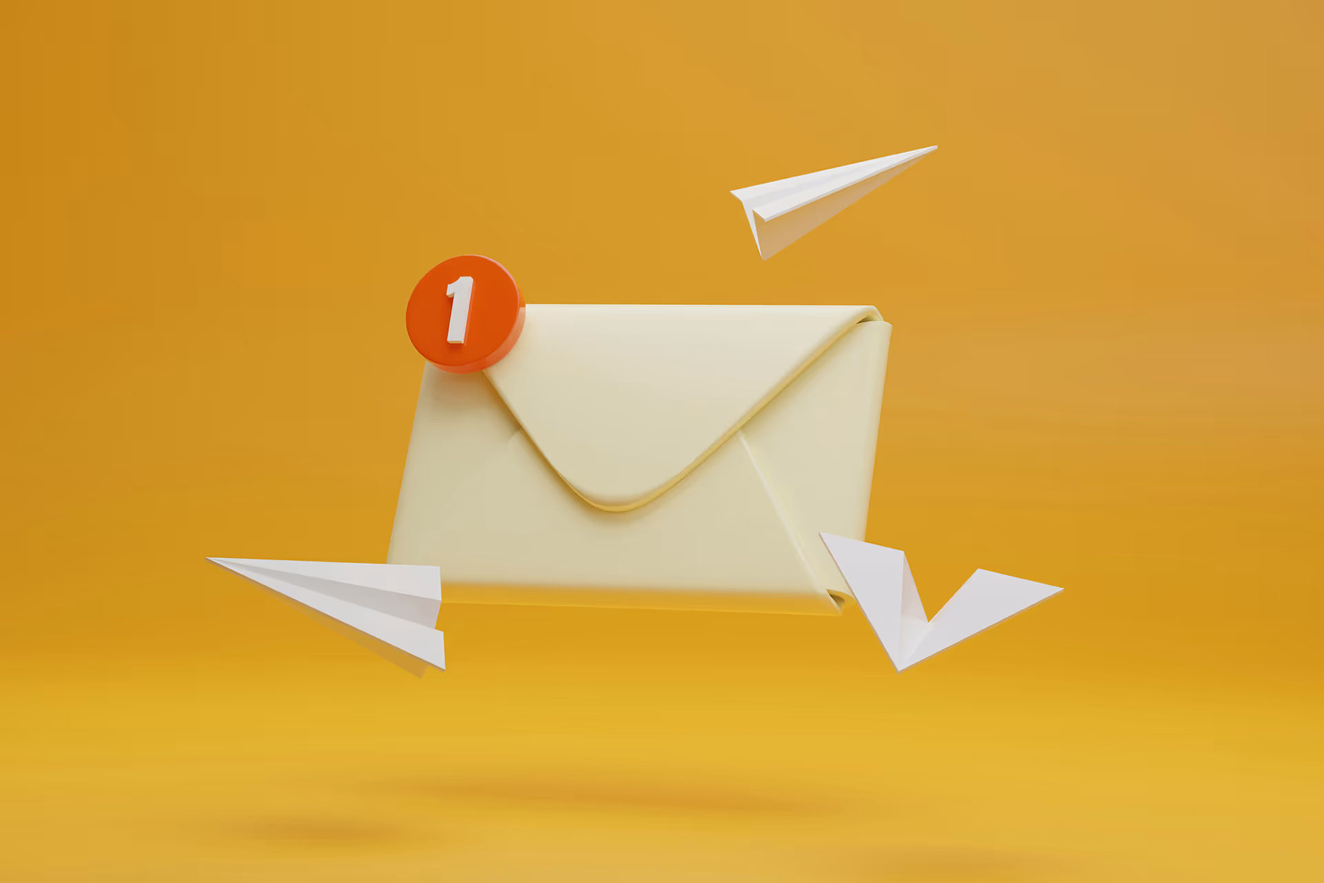 3D-Darstellung eines gelben Briefumschlags mit roter Benachrichtigung ‚1‘, umgeben von drei weißen Papierfliegern auf orange-gelbem Hintergrund.