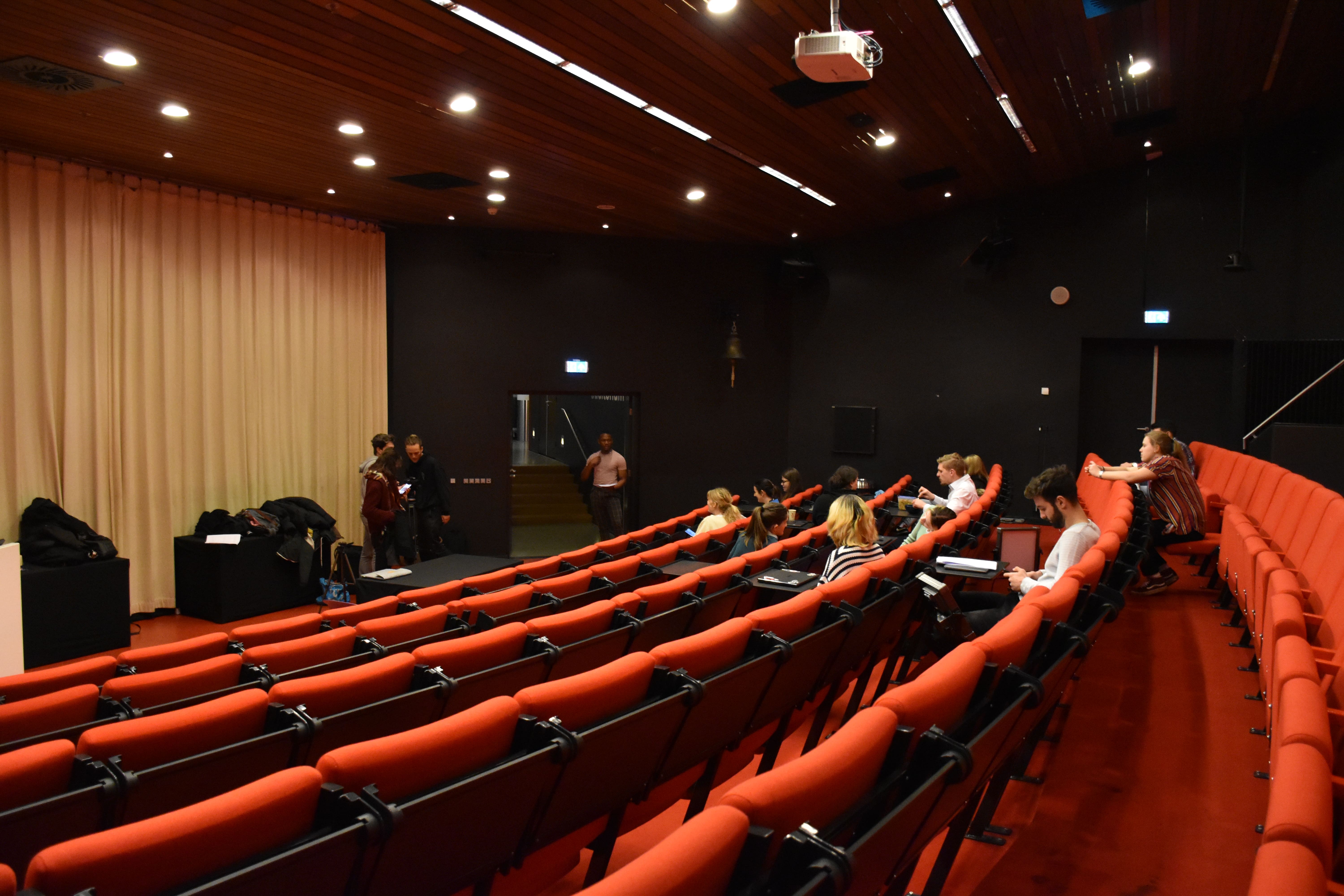 A shooting day in a red auditorium 