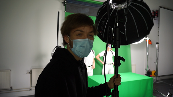 Behind the scenes handeling the lighting